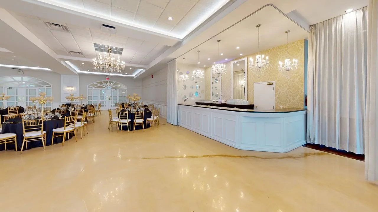 Bright entrance and reception area at Plaza Vogue