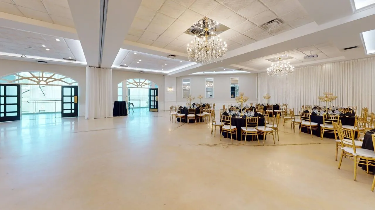 Large flexible room in a corporate layout